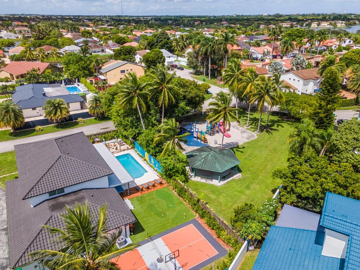 Ultimate Vacation Retreat heated pool & Mini Golf L63 - Chambres d'hôtes Hialeah