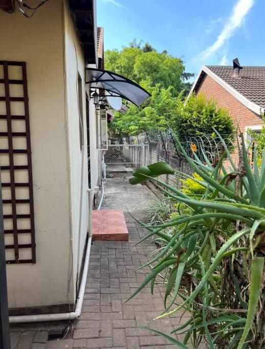 Your comfortable studio perfectly situated in Nelspruit - B&B Mataffin