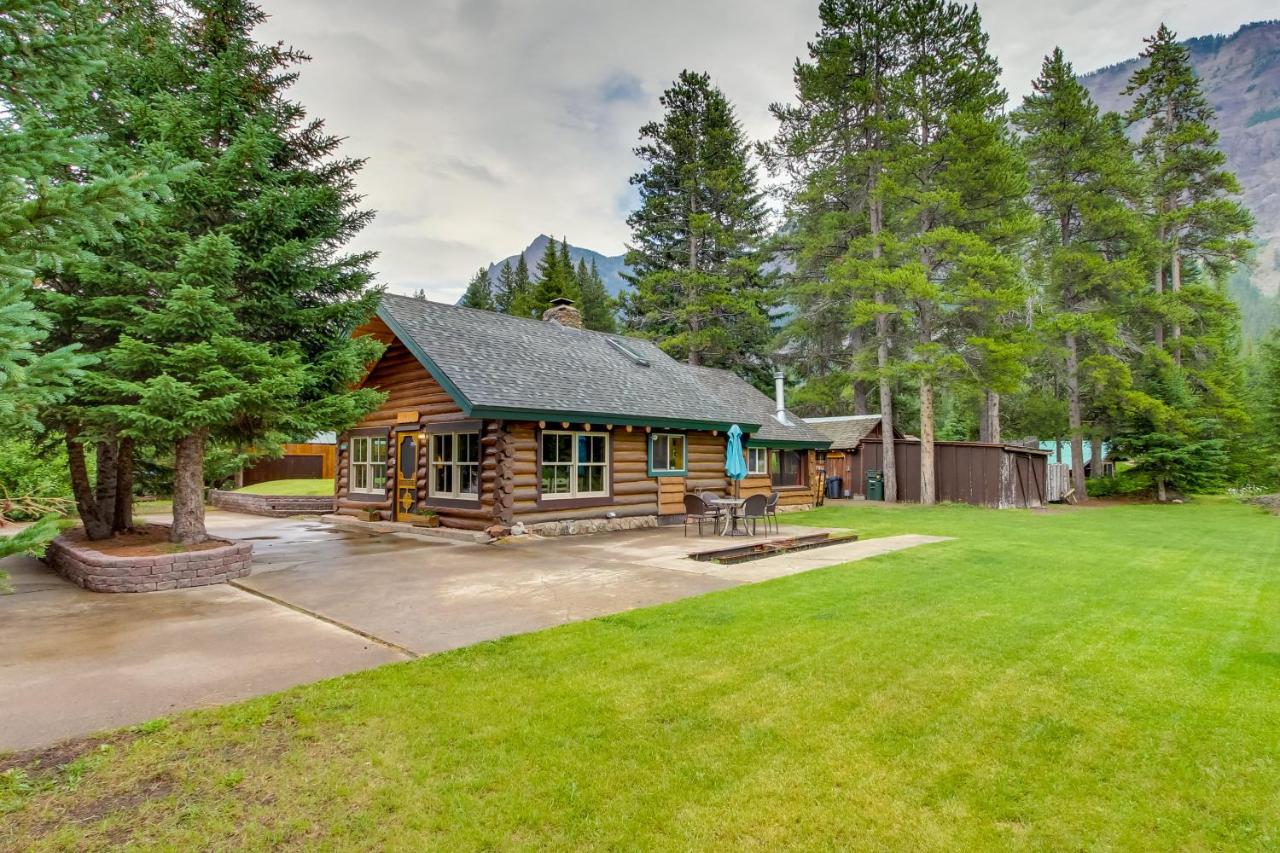 Creekside Silver Gate Getaway with Fireplace! - B&B