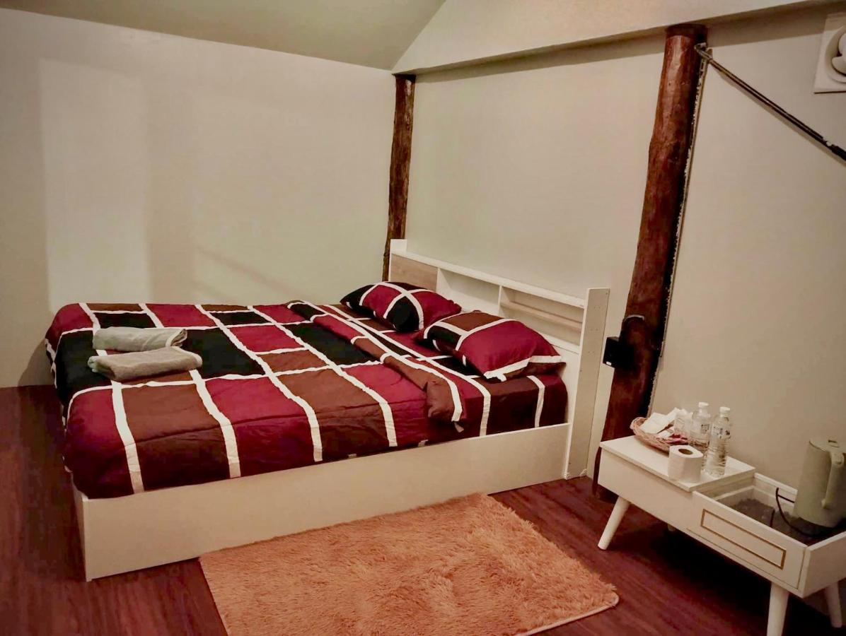 Zimmer mit Kingsize-Bett und Bergblick