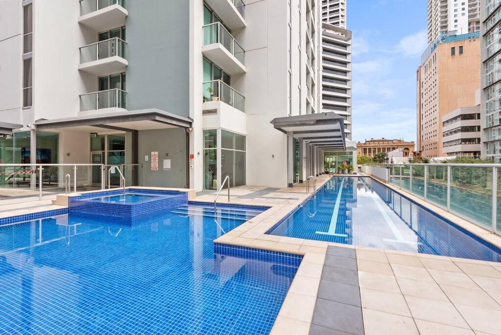 Heart of the CBD ~ 1Bed/1Bath/Balcony/Free Parking - B&B