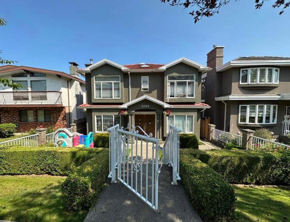 2BR 1BA Guest Suite with King Bed - Free Parking - Renfrew Station - Central Location - Ferienwohnung