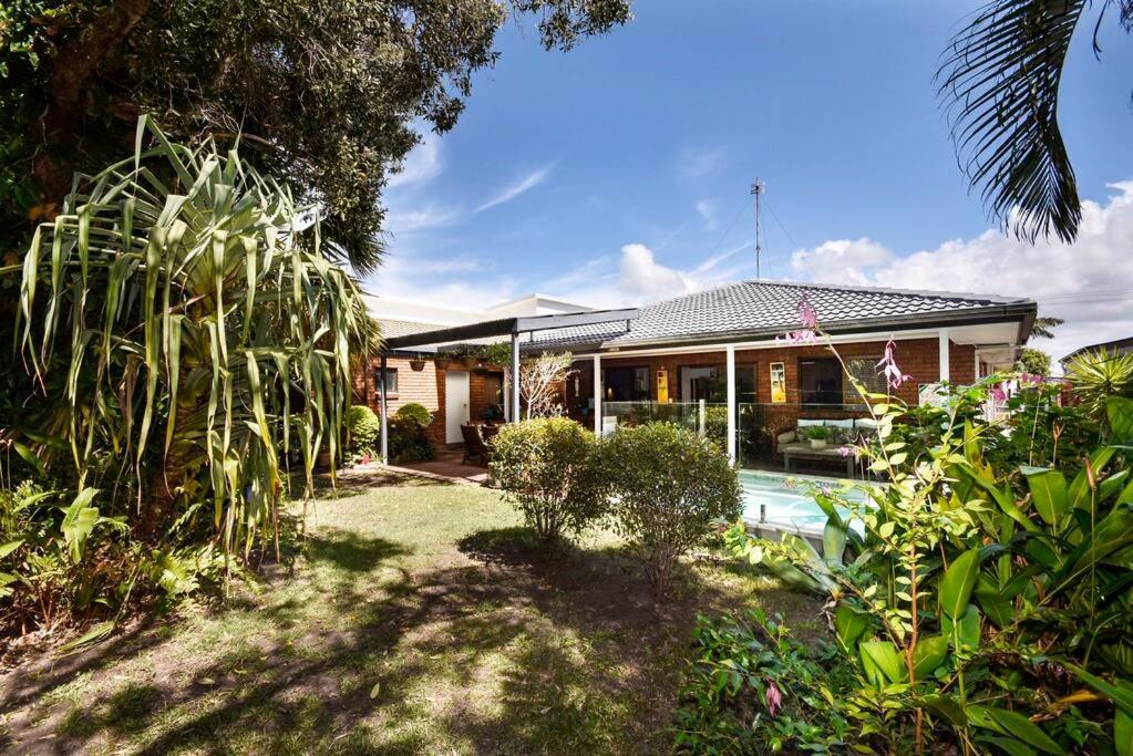 Absolute Beach Front Home -Dogs, Surf, Relax, Bush - Ferienwohnung Kawana Waters