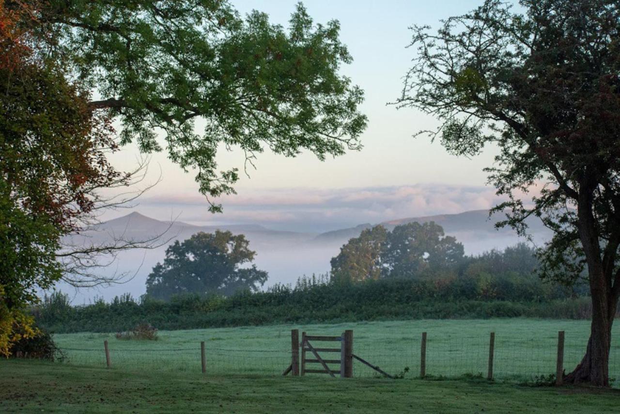 B&B Usk - The Tractor Shed - Bed and Breakfast Usk