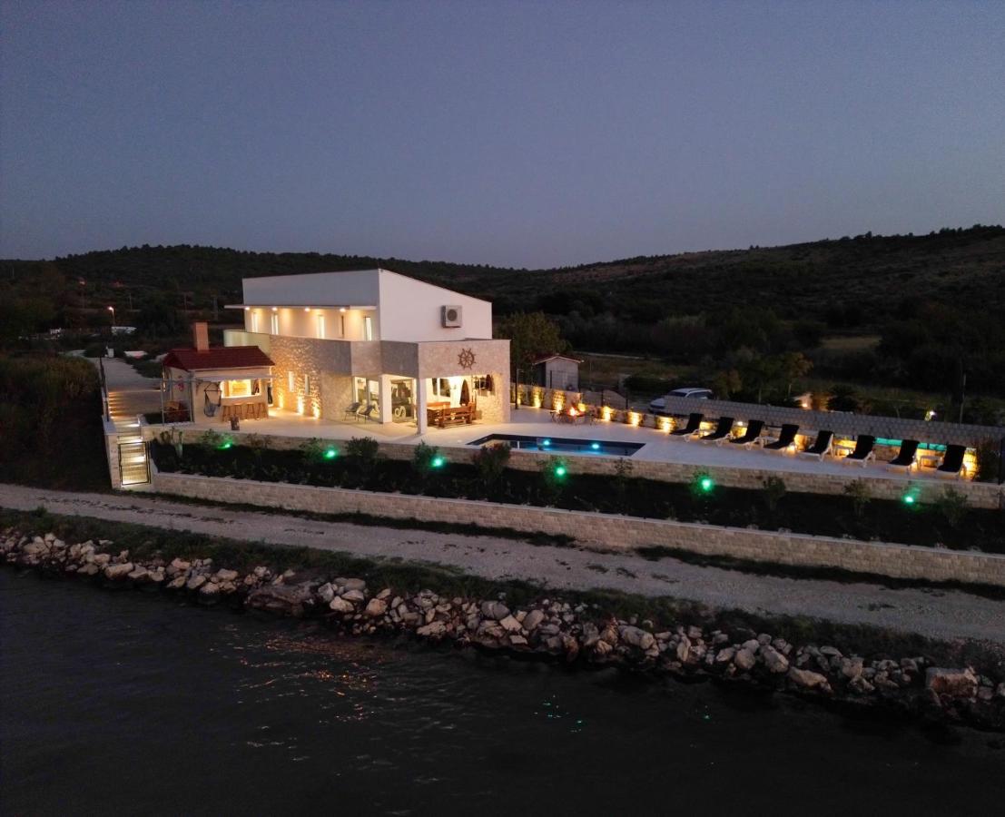 Villa Maritime - Exklusive Strandvilla mit beheiztem Pool, Grillhütte & Meerblick bei Zadar - B&B Ljubač