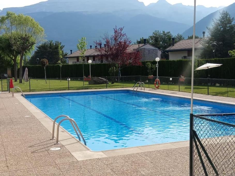 VILLANUA ACOGEDOR PISO CON GARAJE, PADEL Y PISCINA - B&B Villanúa
