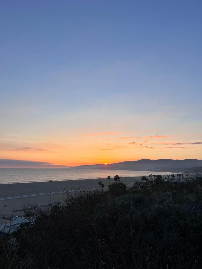 Arion- Cozy Santa Monica getaway steps to the beach Free Parking - Chambres d’hôtes