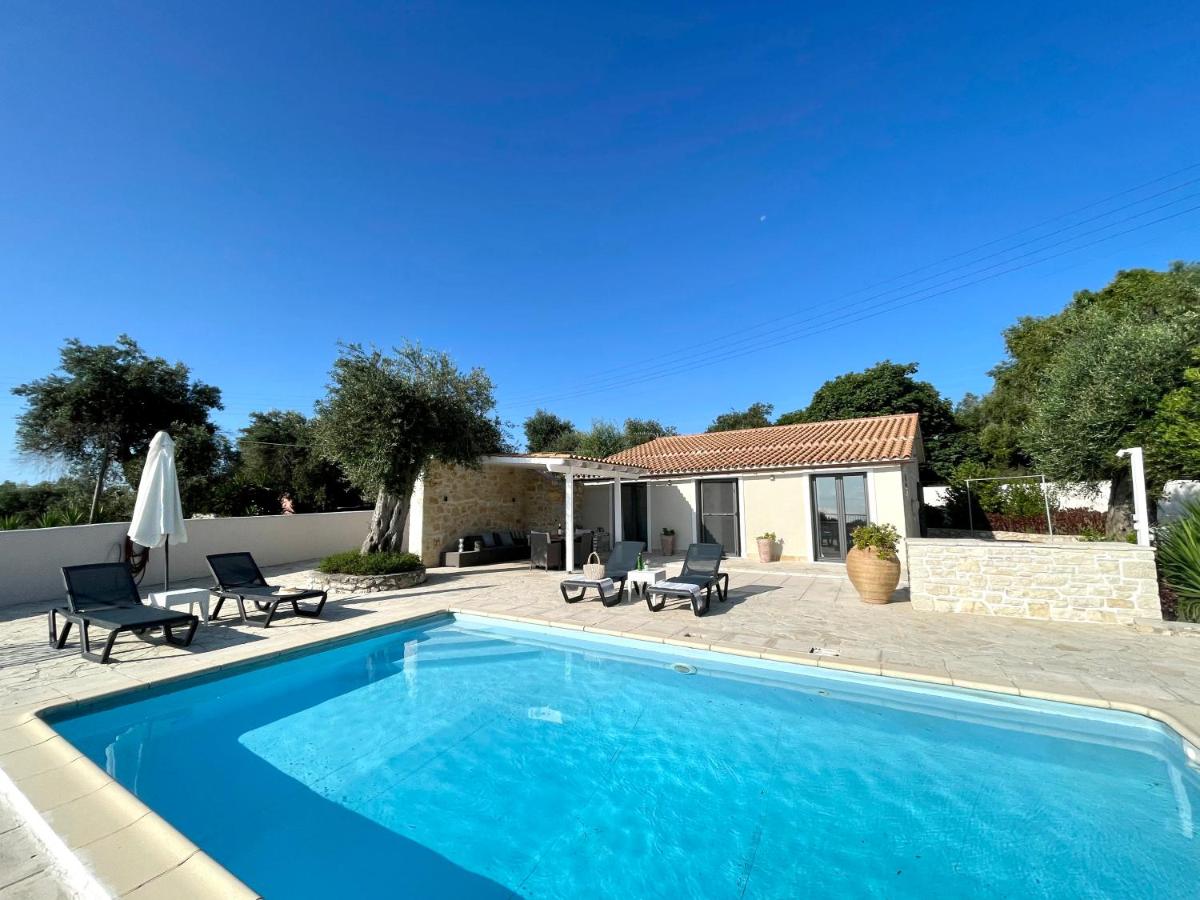 VILLA KRISTINA 2BR Villa NR Gaios w Seaview and Pool - Chambres d’hôtes Gáïos