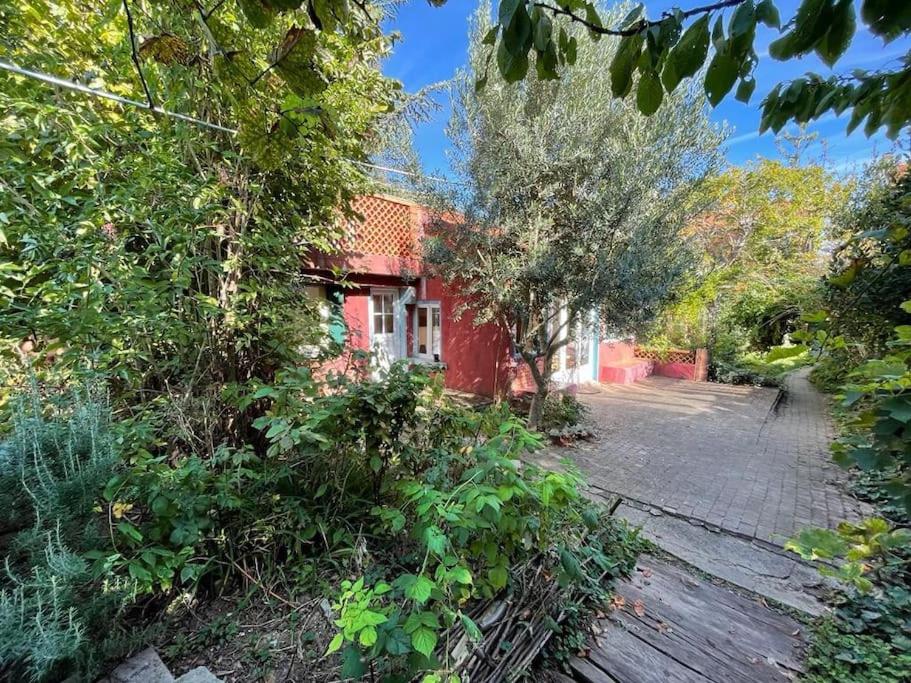 Charmante maison dans jardin, calme, 55m2- 2ch, métro, très proche Paris - B&B Vitry-sur-Seine