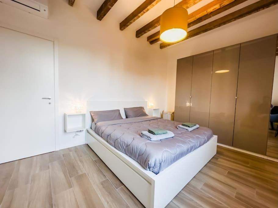 B&B Milaan - Metro 10 min, Appartamento Elegante con Suite - Bed and Breakfast Milaan