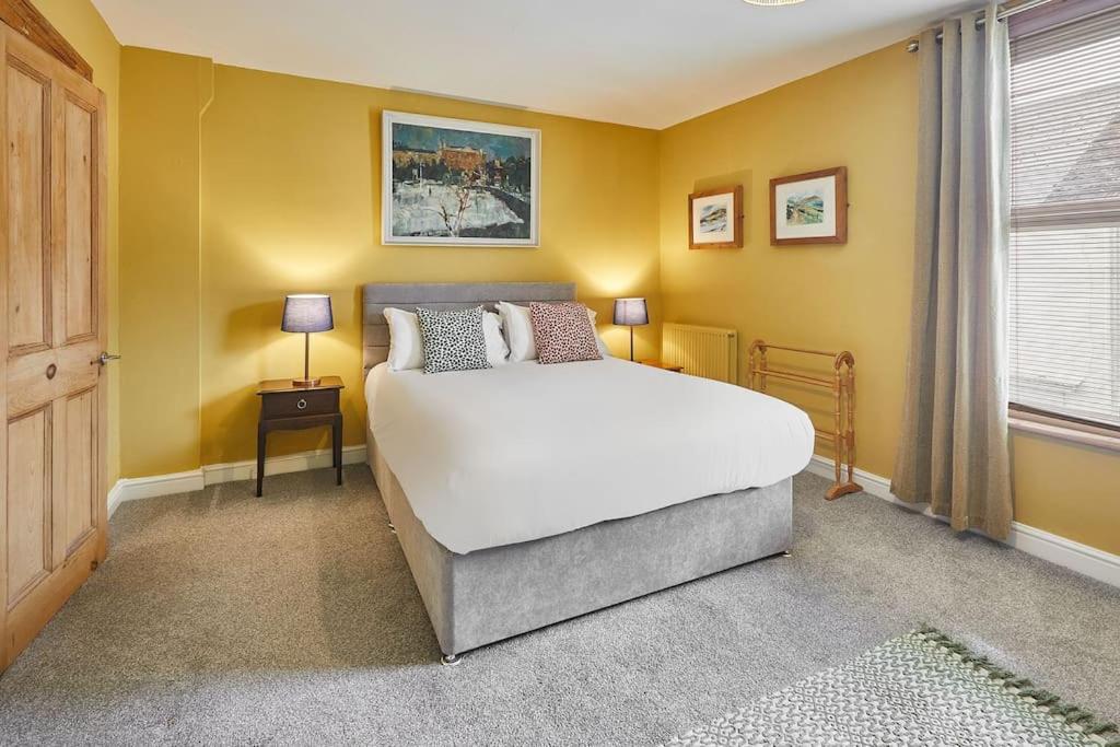 Oswy Street, Whitby. Sleeps up to 7 guests - B&B