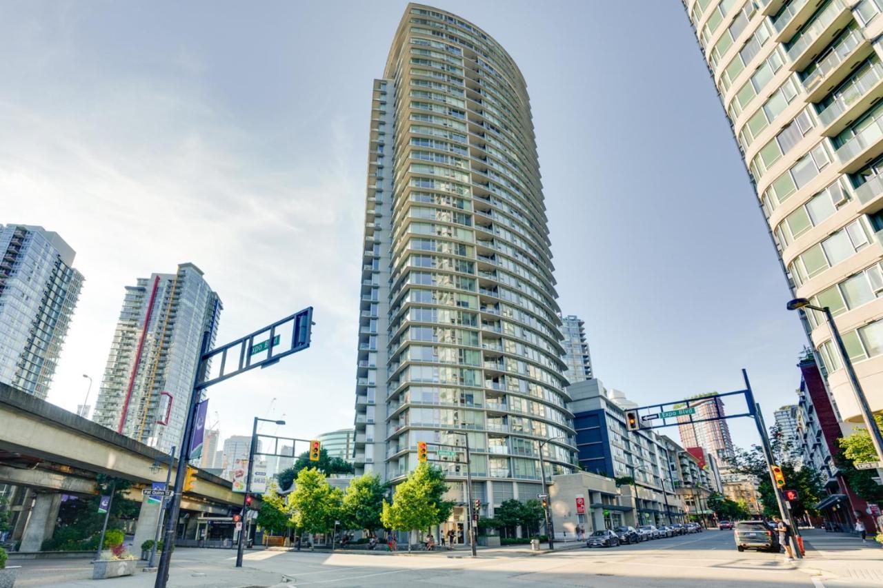 Heart of Downtown Entire Condo - Parking, Pool, Gym, Office, AC - Chambres d'hôtes Vancouver