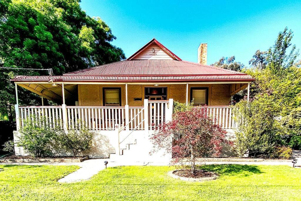 B&B Myrtleford - Carinya Cottage - Bed and Breakfast Myrtleford