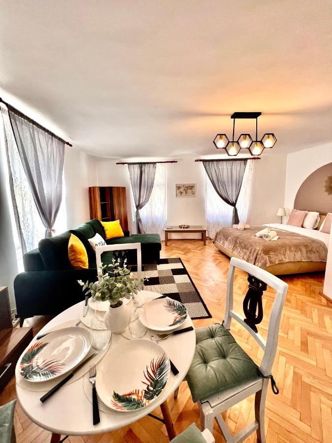 Simon Old Town City Center Apartments - Ferienwohnung Kronstadt