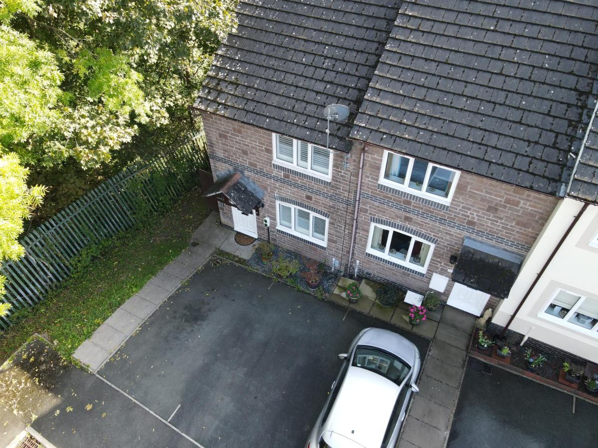 Riverside 2 Bedroom Townhouse with Car Charger - Bed and Breakfast