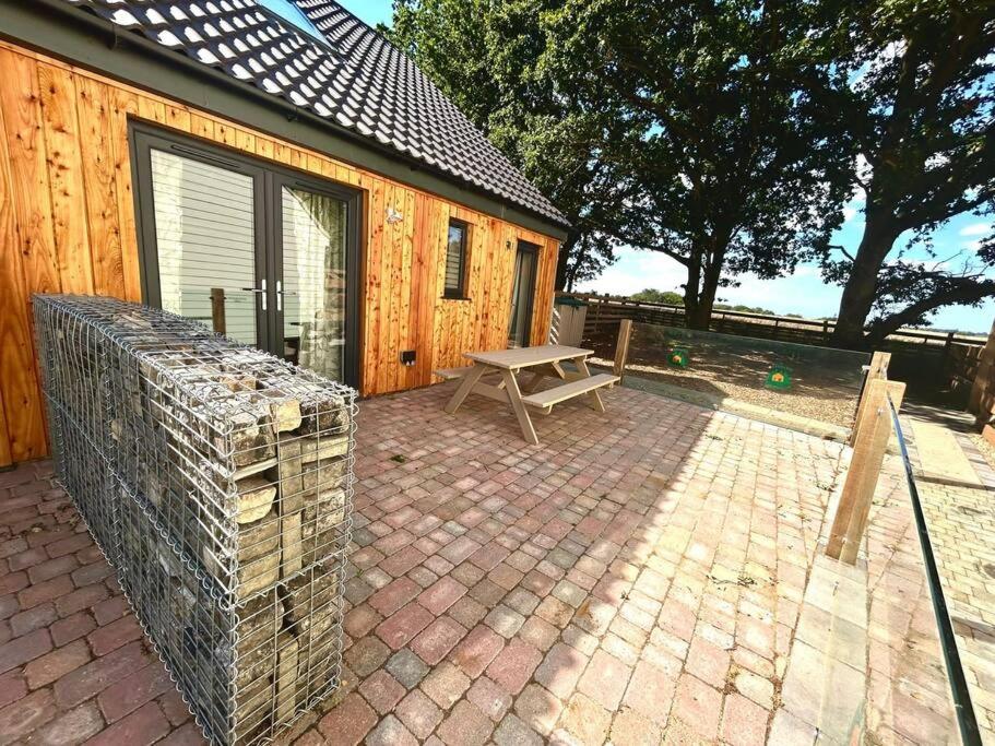 5 - Hedgehog Den, Large dog friendly garden with hottub - B&B