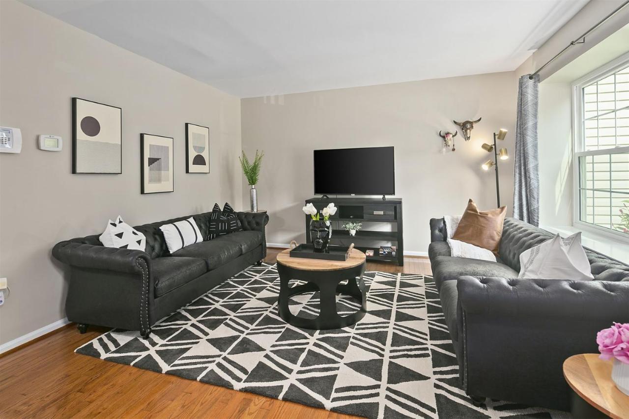 4BR Townhome, Close to Shops & Restaurants, 40 Mins to DC - Bed and Breakfast