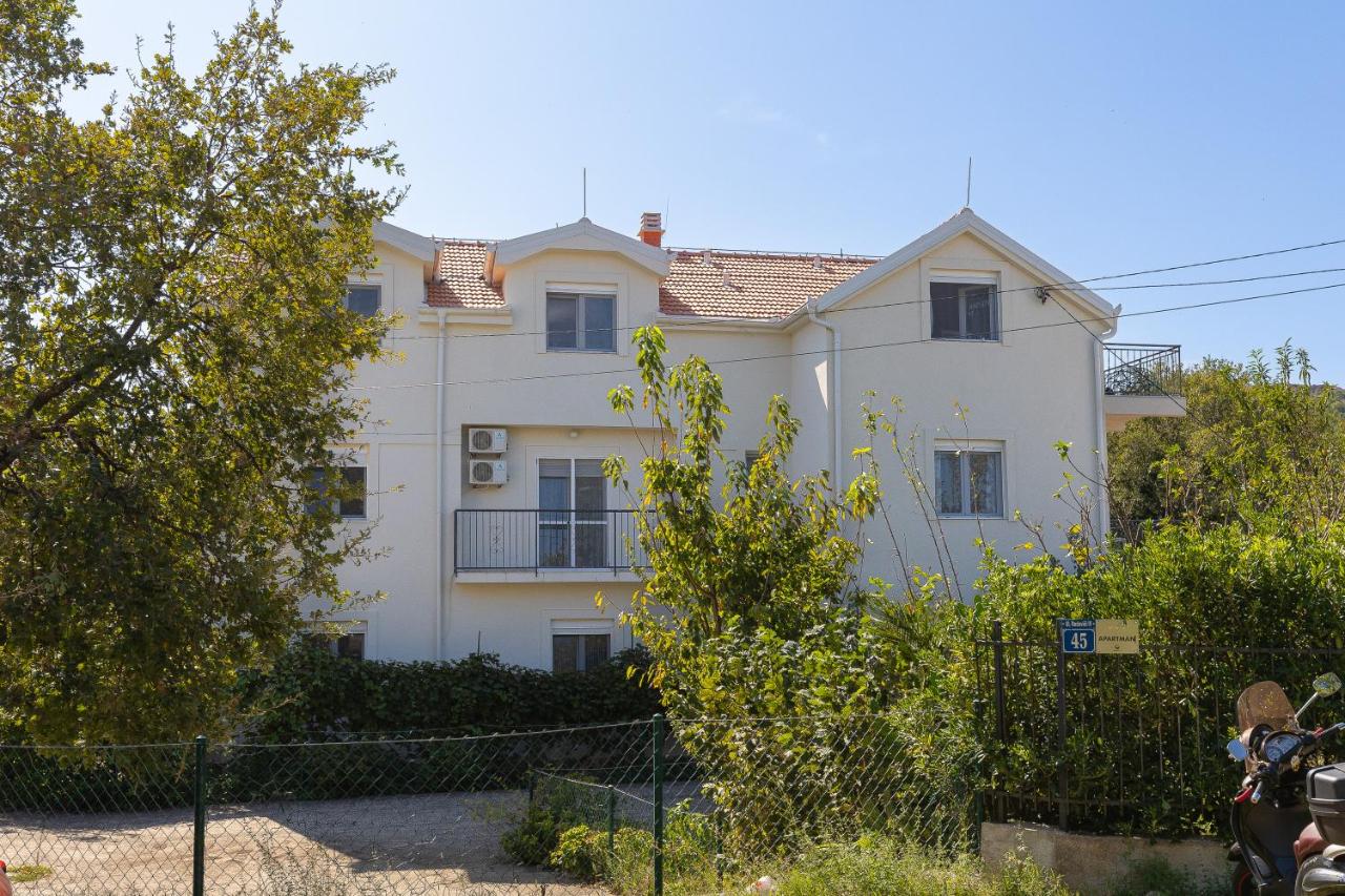 Apartments Lustica - B&B Tivat