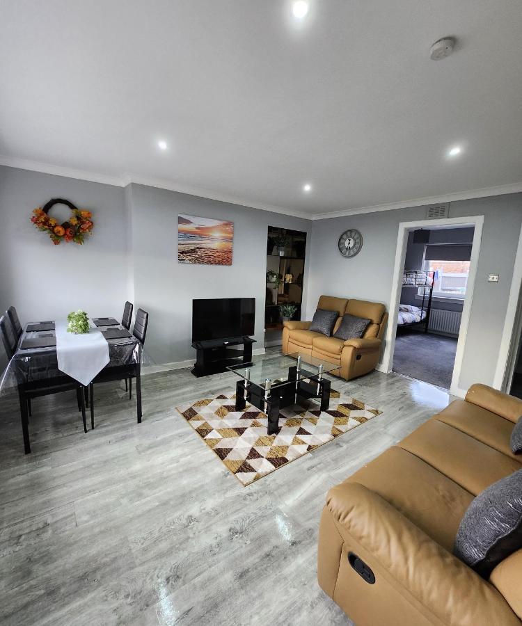FM Homes & Apartments 3 Bedroom Motherwell - B&B