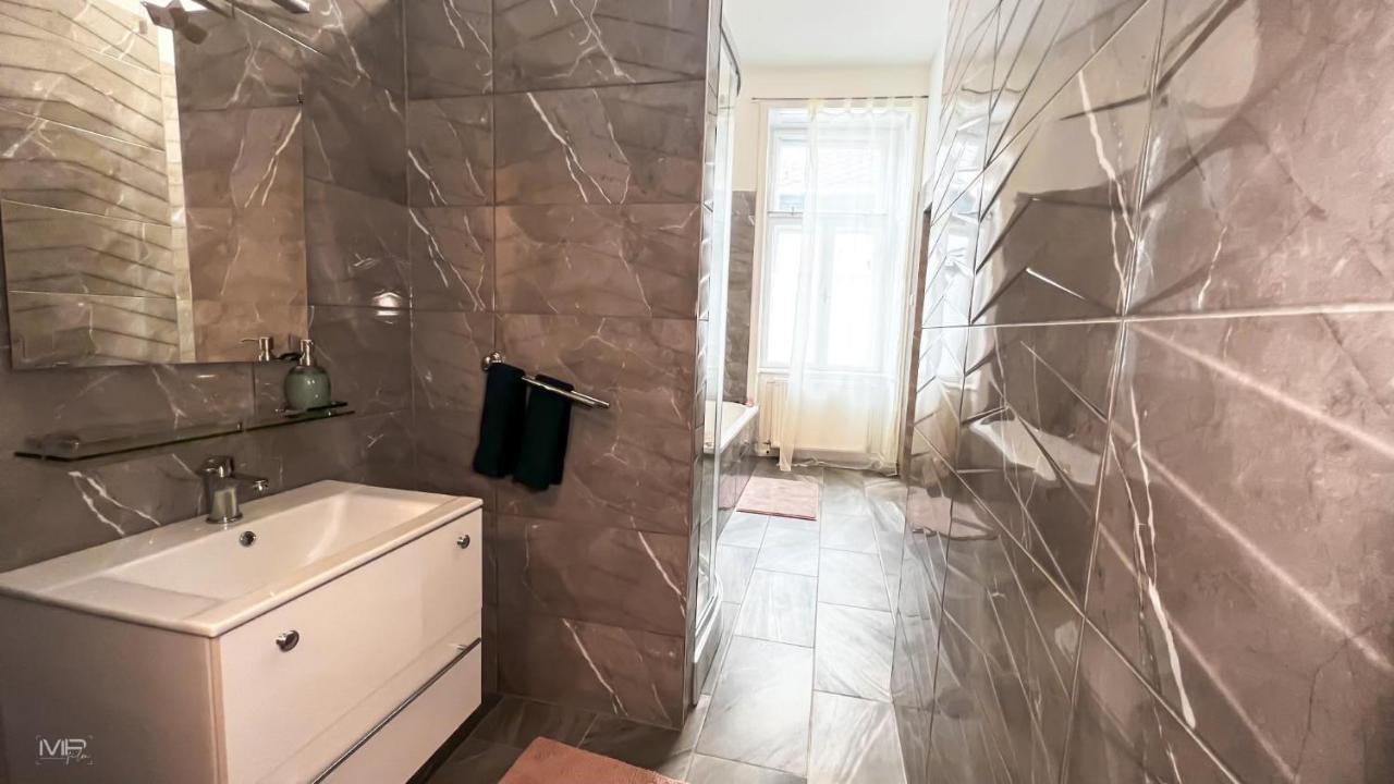 Flamingo Rezidencia Apartman - Bed and Breakfast Eger