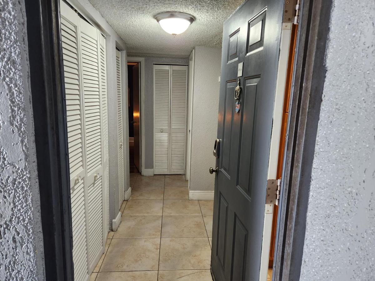 Centauri Vacation Rentals Beautiful 2-bedroom condo, near all Orlando attractions, free parking & Wi-Fi, King bed - Bed and Breakfast