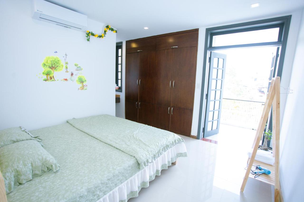 Family Room with Garden View