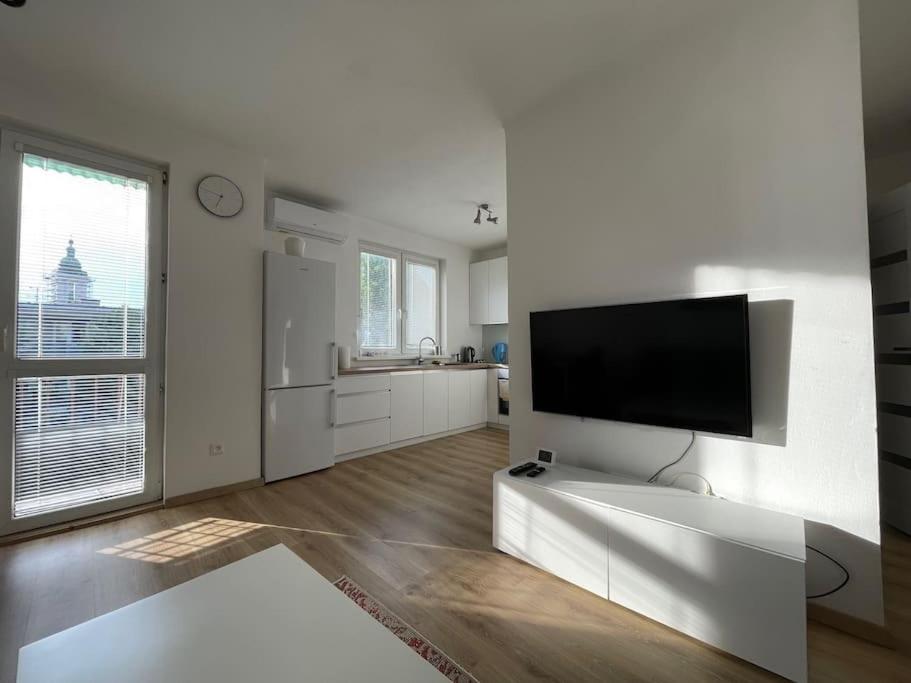 B&B Komorn - New Stylish City Center Apartment - Bed and Breakfast Komorn