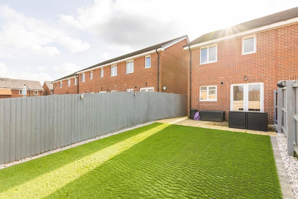 Entire Home in Swansea, near Swansea.dotcom Stadium, Sleeps 4, by Properties by O & G - B&B