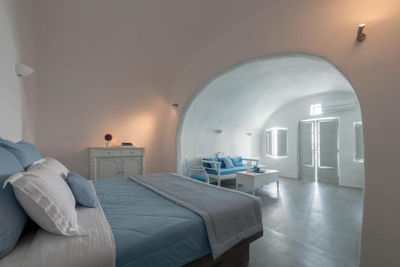 Superior Suite mit Whirlpool im Freien und Blick auf die Caldera