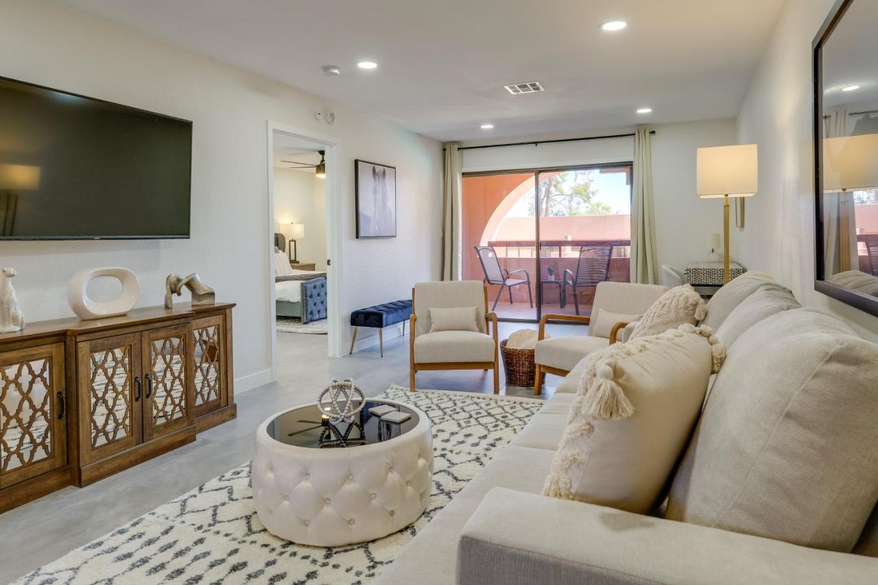 B&B Phoenix - Fully Renovated Phoenix Condo with Pool-View Balcony - Bed and Breakfast Phoenix