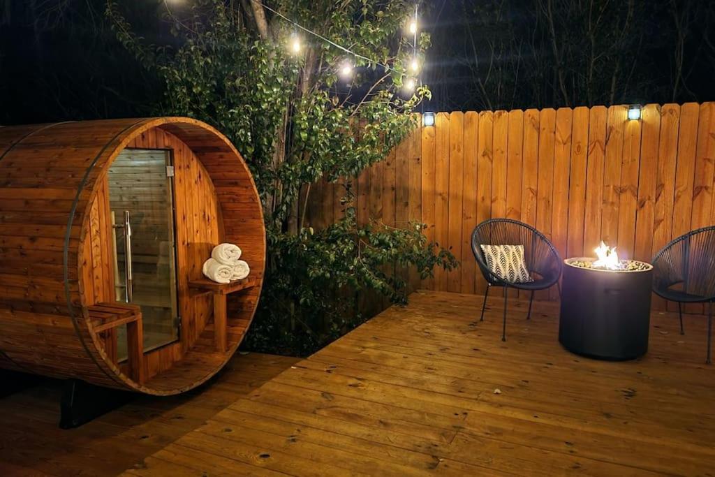 B&B Waco - 5th St Getaway w Sauna Hot tub Firepit & Game Room - Bed and Breakfast Waco