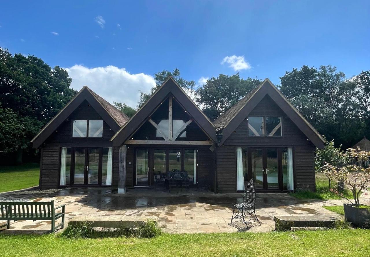 The Mill House on the Brooks South Downs West Sussex Sleeps 15 - Chambres d'hôtes Hardham