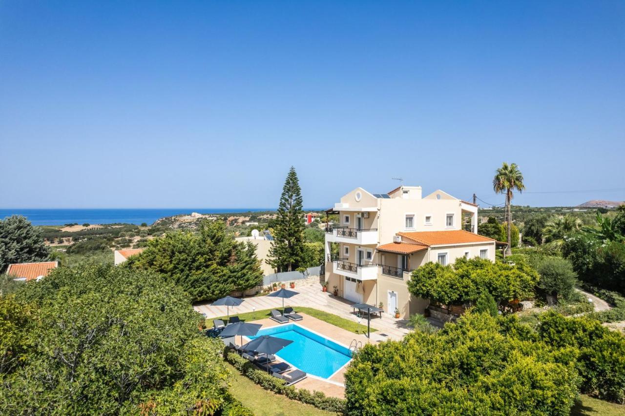 Villa Joanna-Family Haven with Kid's Zone - Chambres d’hôtes Prínos