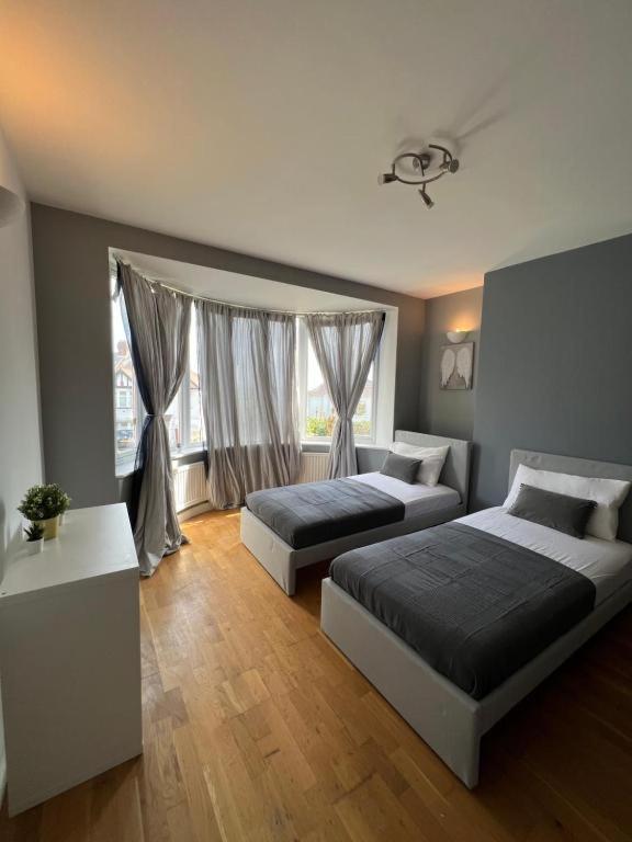 Stunning House 15 min from Wembley arena - B&B
