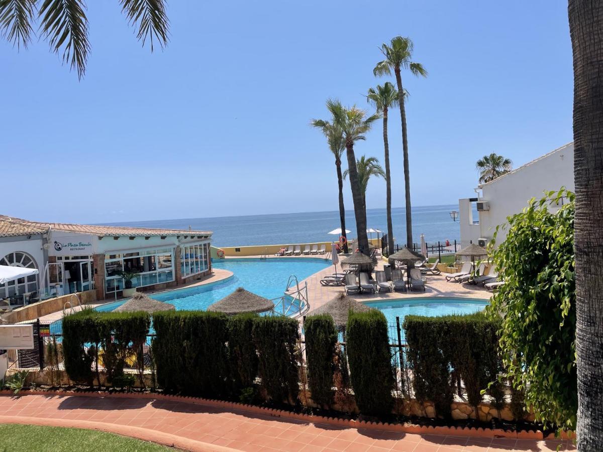 Dona Lola Renata front line beach duplex apartment with stunning sea views Close to Marbella - Mijas Costa - B&B Mijas Costa