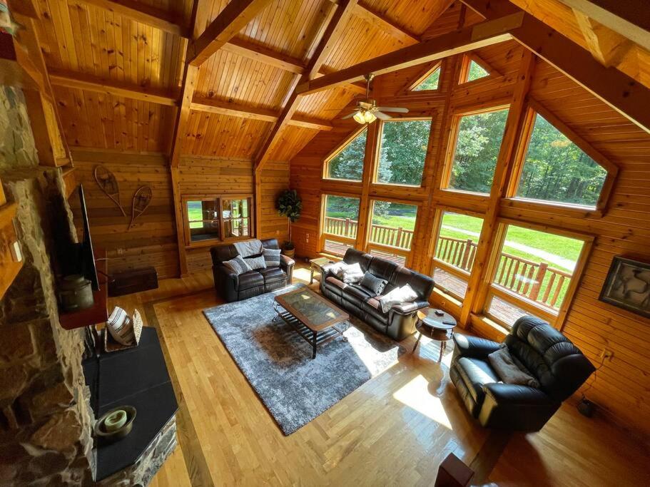 B&B Kinsman - Kinsman Cabin in the woods w/Hot Tub 60 private acres - Bed and Breakfast Kinsman