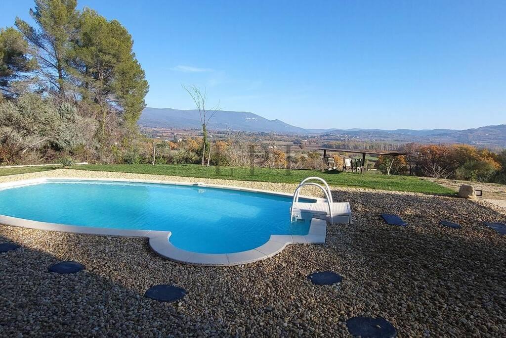 Jolie maison avec vue imprenable, piscine, jeu de boules, calme au cœur du Luberon - Bed and Breakfast