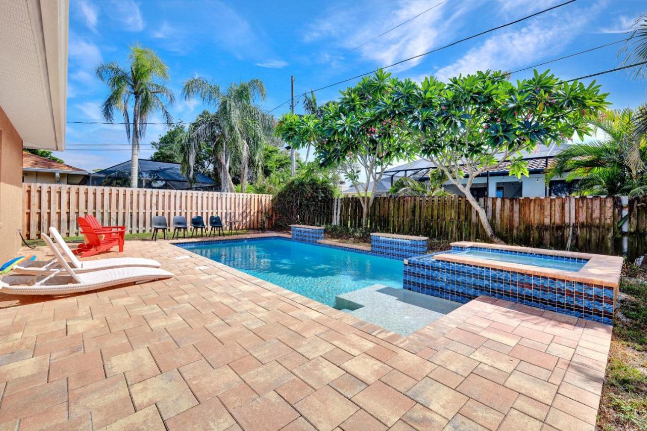 CocoBreeze - Poolside Paradise Mins to Beach! - B&B