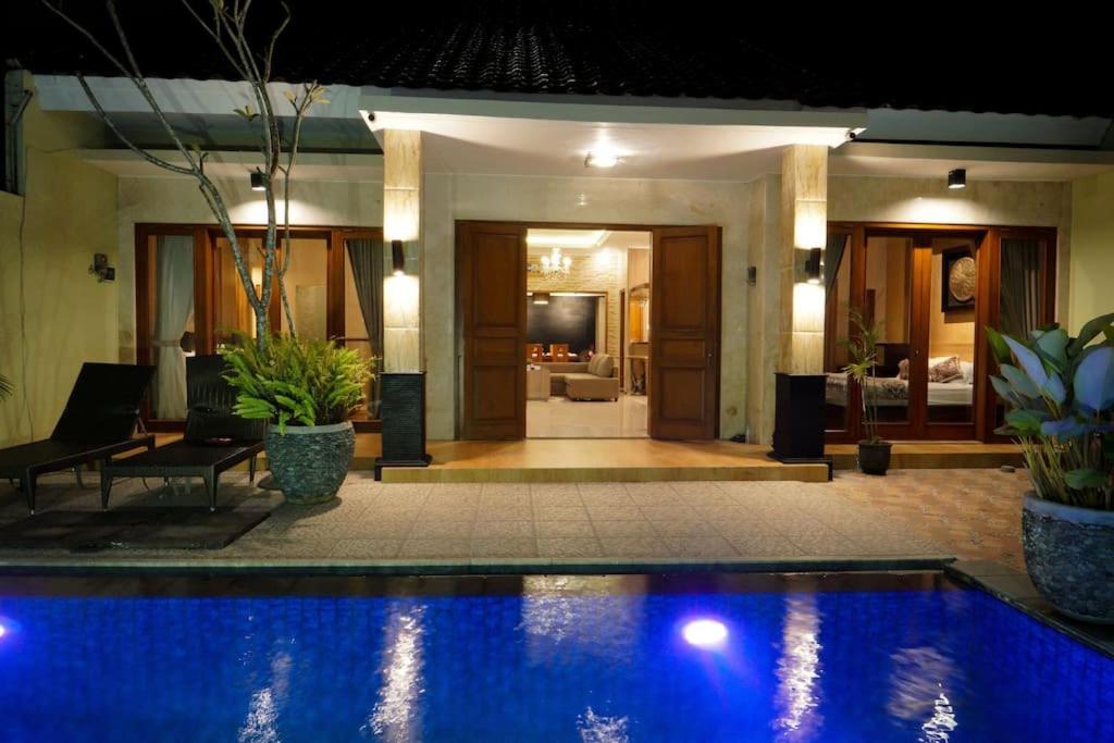 B&B Ngaglik - Villa Vanya Jogja (8-10p) private pool - Bed and Breakfast Ngaglik