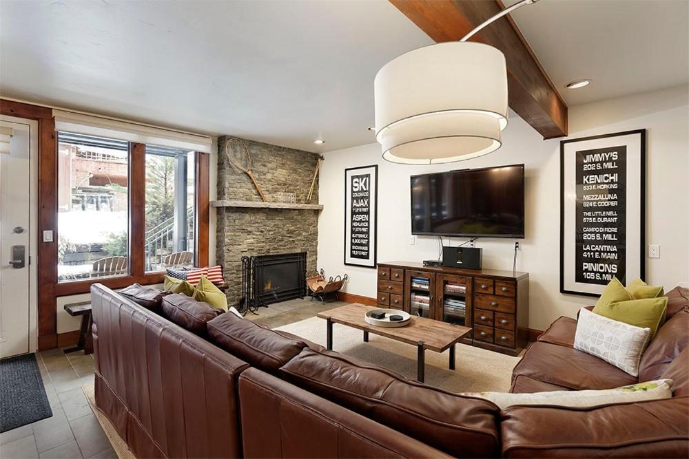 B&B Aspen - Fifth Avenue Unit 8, Condo with Extra Murphy Bed + Access to Pool & Hot Tub - Bed and Breakfast Aspen