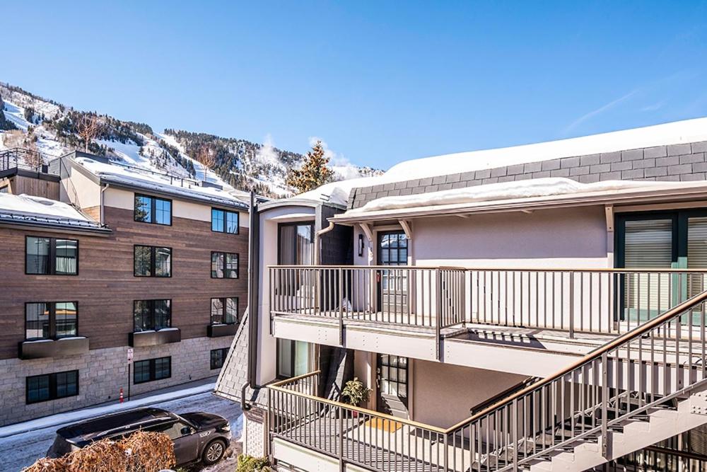 Chateau Dumont Unit 2, Condo with Central, Downtown Location - B&B