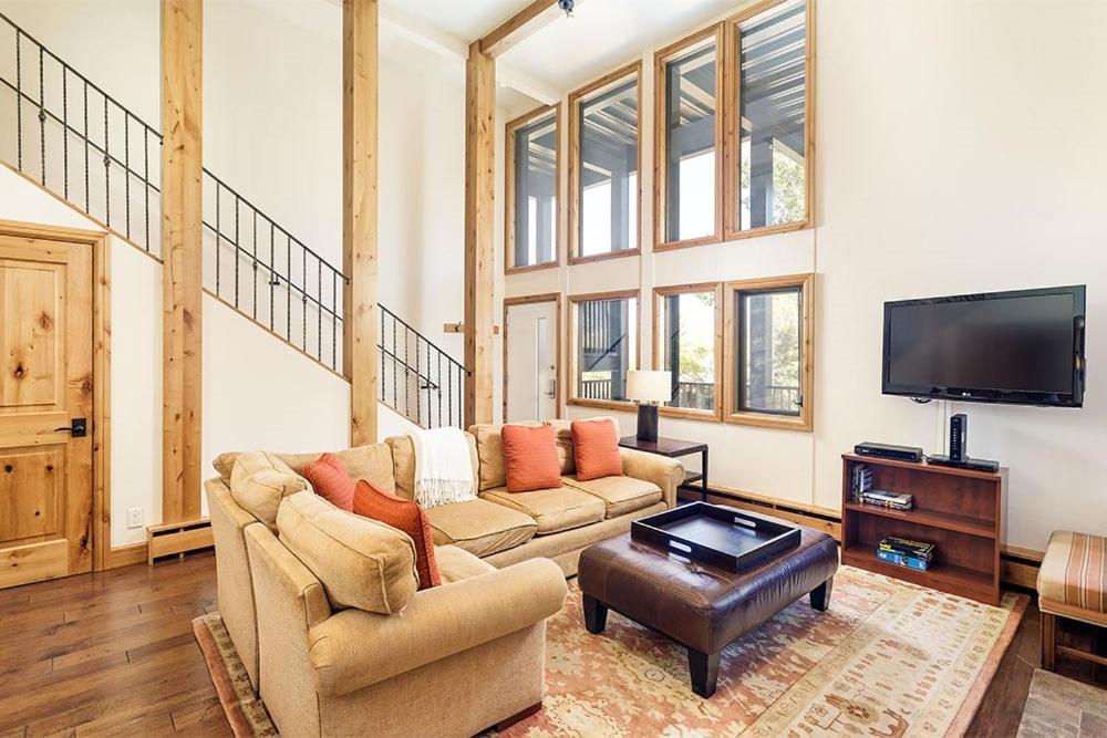 B&B Aspen - Fifth Avenue Unit 202, 2 Bedroom + Loft Condo, Huge Windows & Views. 2 Blocks to Skiing! - Bed and Breakfast Aspen