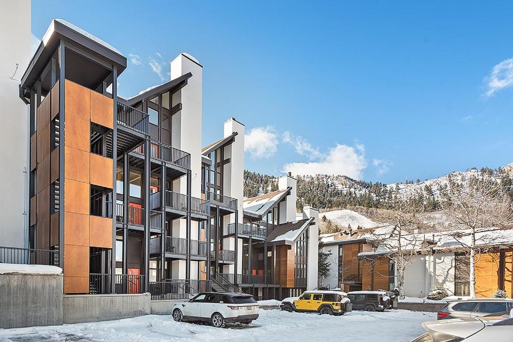 Fifth Avenue Unit 202, 2 Bedroom + Loft Condo, Huge Windows & Views. 2 Blocks to Skiing! - B&B