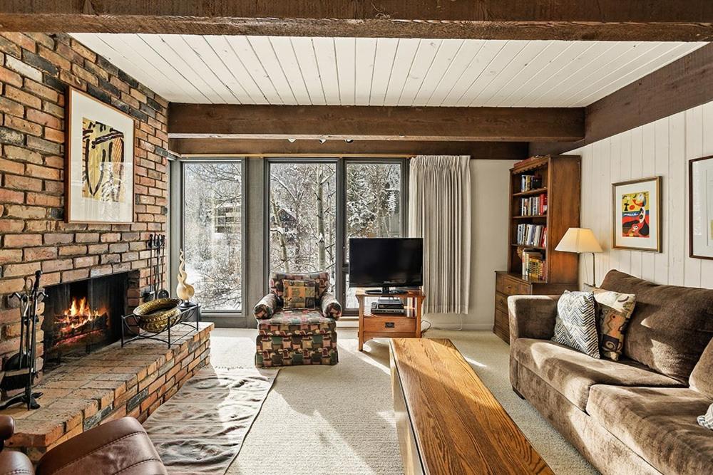 B&B Aspen - Chateau Roaring Fork Unit 29, Sunny, Corner Condo with River Views - Bed and Breakfast Aspen