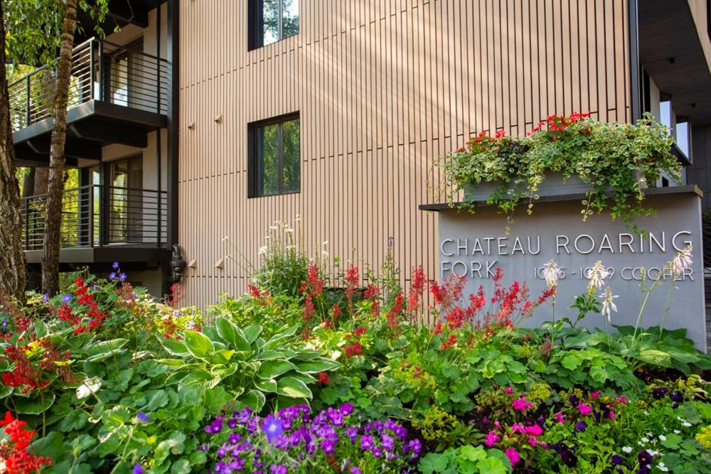 Chateau Roaring Fork Unit 29, Sunny, Corner Condo with River Views - B&B