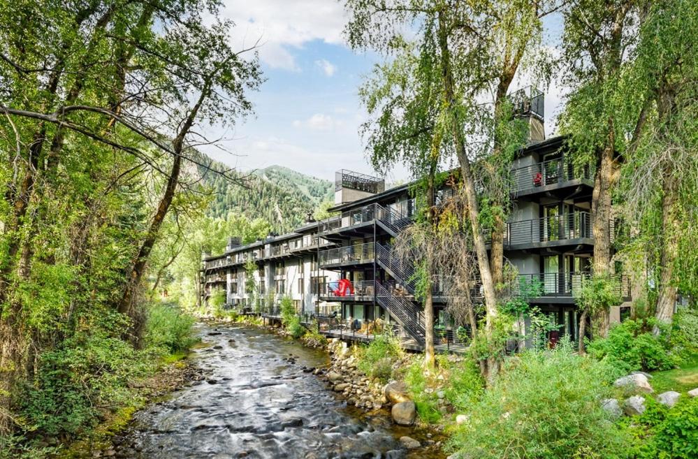 Chateau Roaring Fork Unit 25, Contemporary Condo with River Views, Close to Town - B&B Aspen