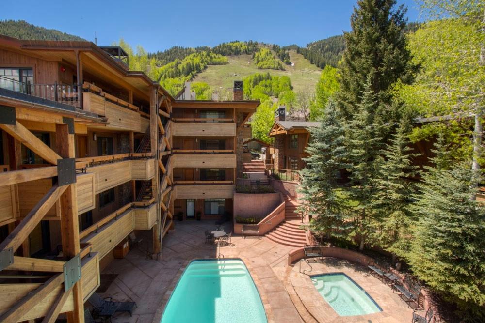 Fasching Haus Unit 6, Condo with Beautiful Decor, Spacious Layout, Great Location - B&B