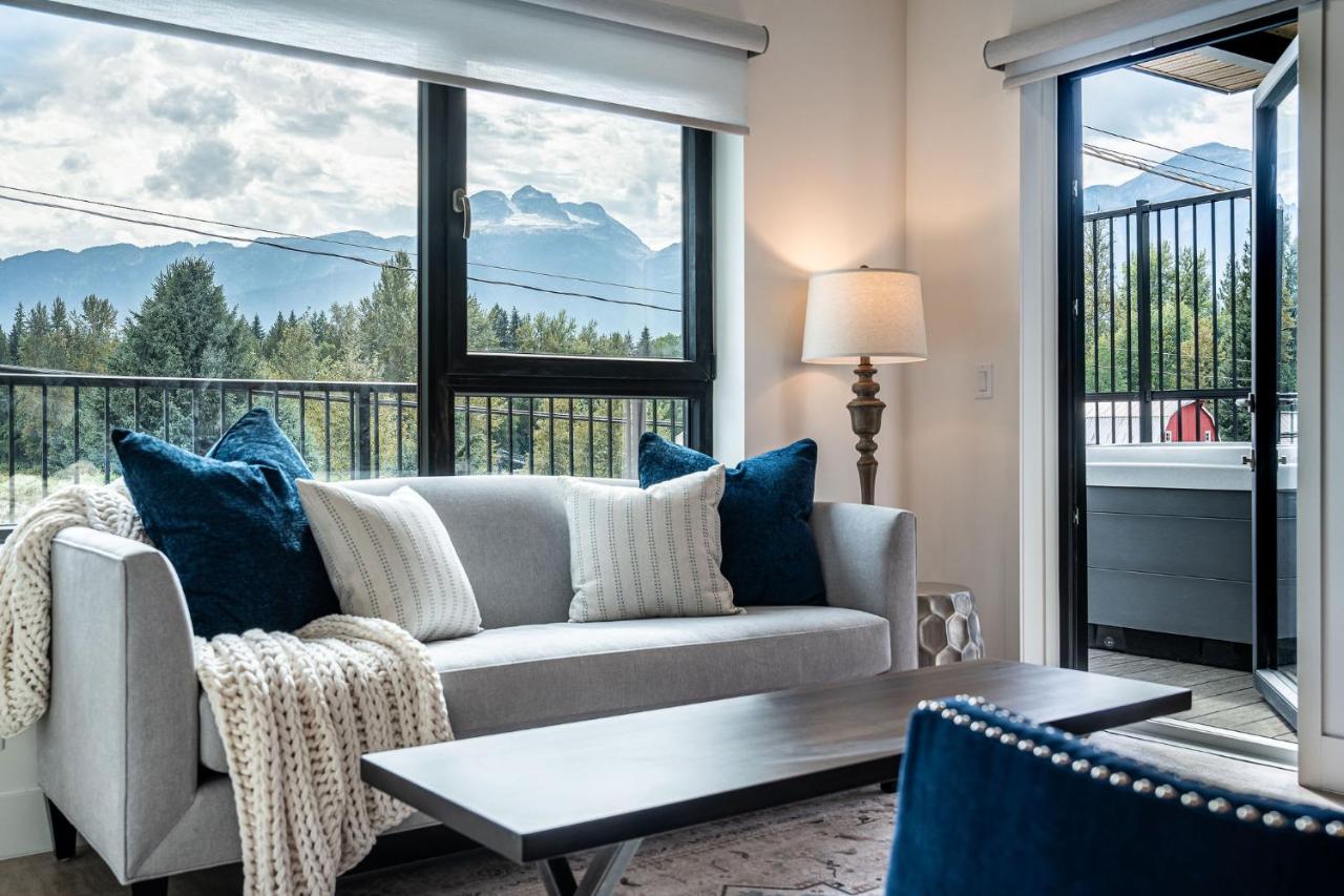 Stoked 4Ever - Revelstoke Condo (+Hot Tub) - Bed and Breakfast