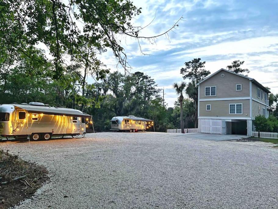 B&B Savannah - Large 4bed/4bath Home + 2 Airstream Glampers & Spa Midway to Tybee Beach & Downtown Savannah with Fast WiFi and More! - Bed and Breakfast Savannah