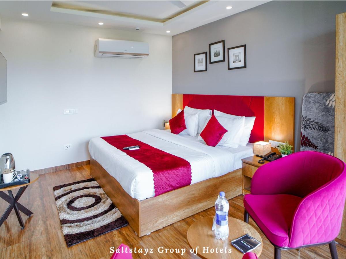 B&B Gurgaon - Saltstayz Hotel Huda City Centre - Bed and Breakfast Gurgaon